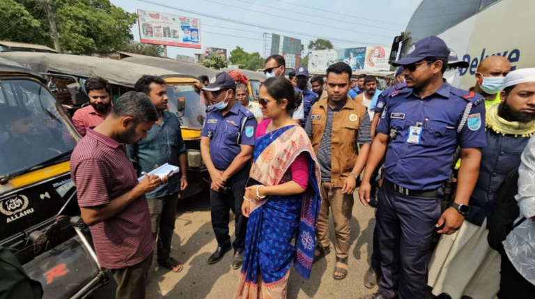 ম্যাজিস্ট্রেটকে যাত্রী ভেবে অতিরিক্ত ভাড়া চাওয়ায় দুজনকে জরিমানা